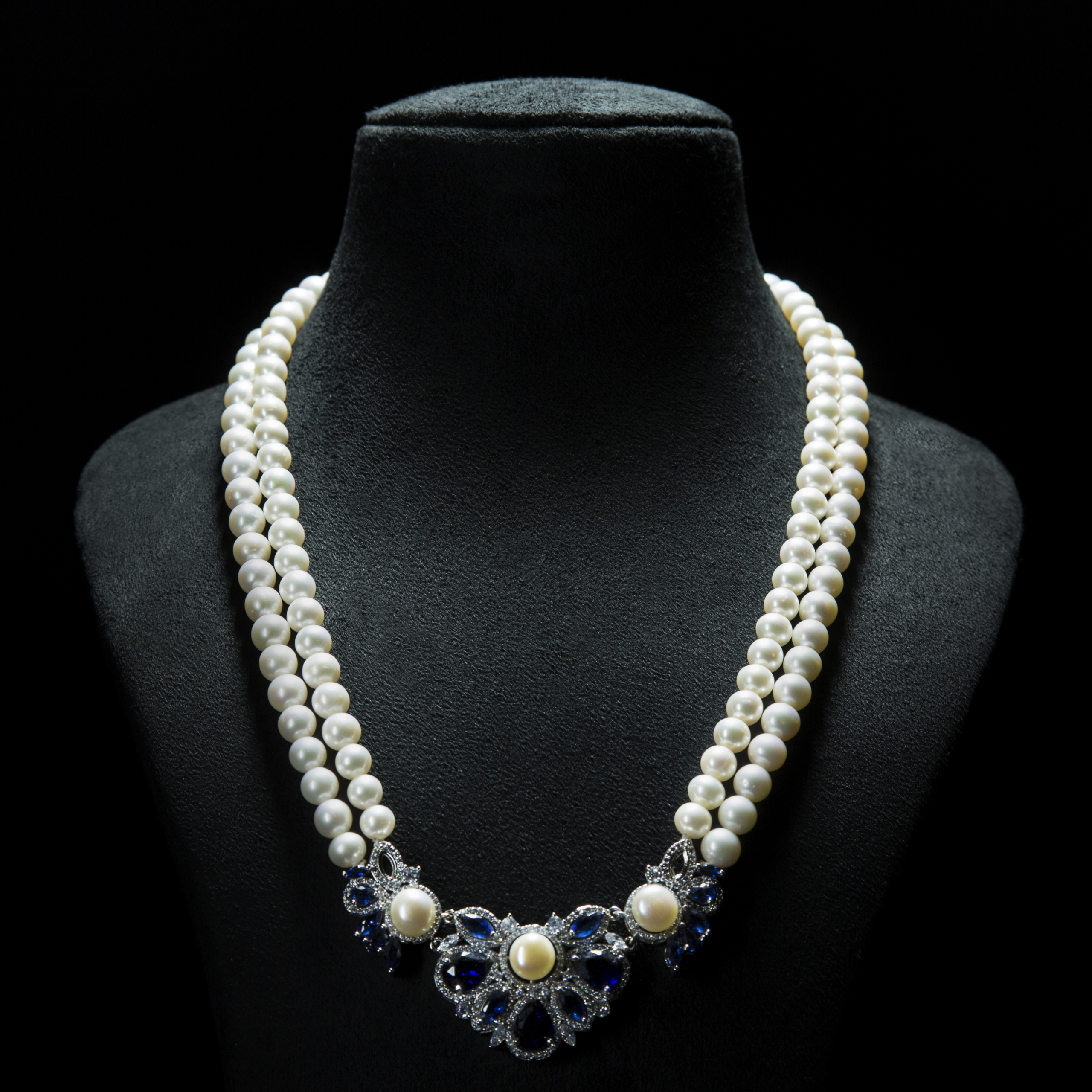 Vintage Bridal White Pearl Necklace with Blue Sapphire Stone pearl studded pendant